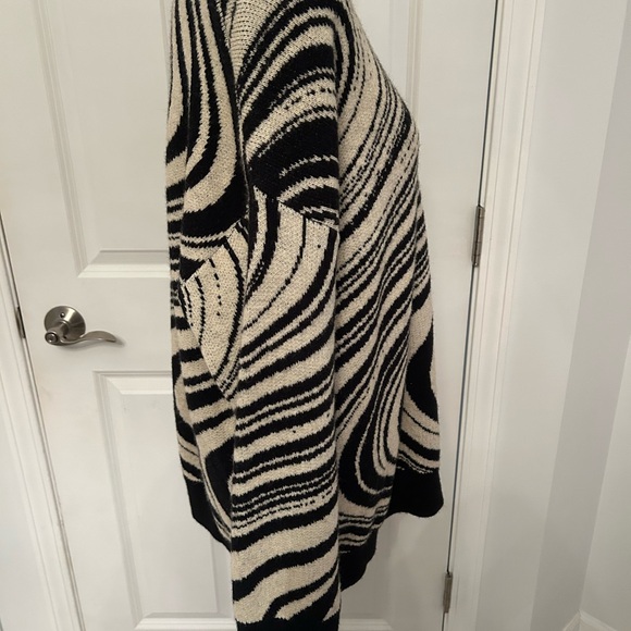 Abstract Sweater - Picture 6 of 7